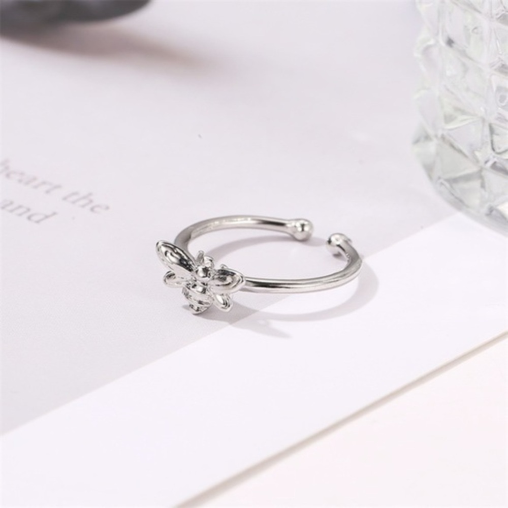 3/$30 🤍 Bumble Bee Ring